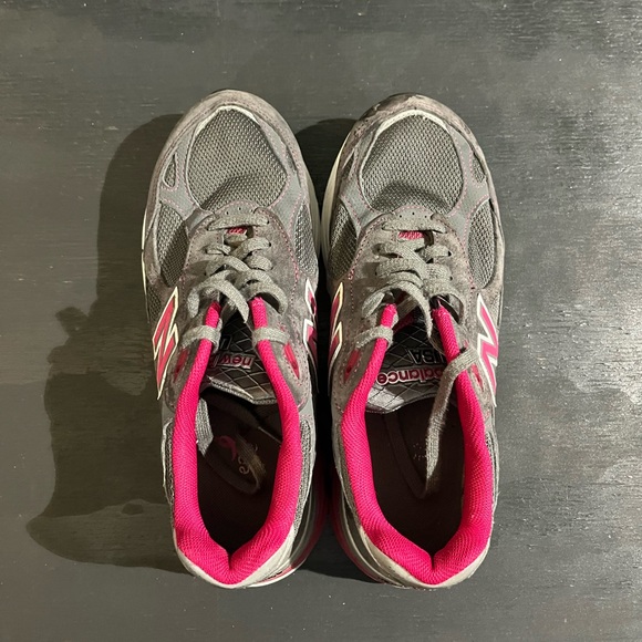New Balance 990 V3 Womens Size 8.5 Running Shoes Grey Pink Breast Cancer Sneaker - Picture 6 of 8